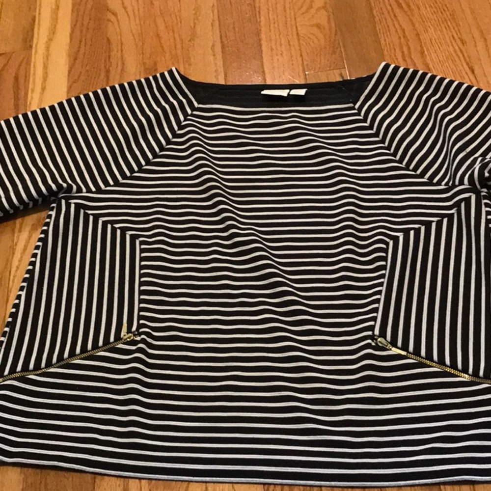 Chico’s~Zipper Accent Top~🖤